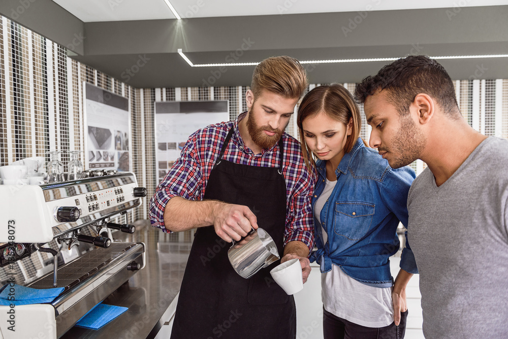 Obraz premium Concentrated barista working with pleasure