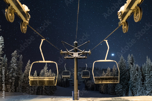 Fotografija Ski lift under a cold and star filled night sky in the Elkhorn Mountains of Oreg