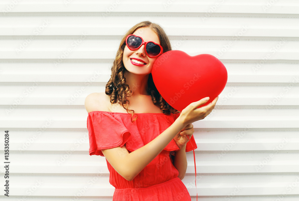 Φωτογραφία Pretty smiling woman in red dress and sunglasses with air balloo