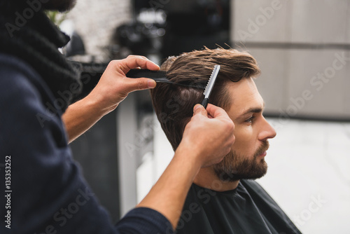 Photographie Male client getting haircut by hairdresser