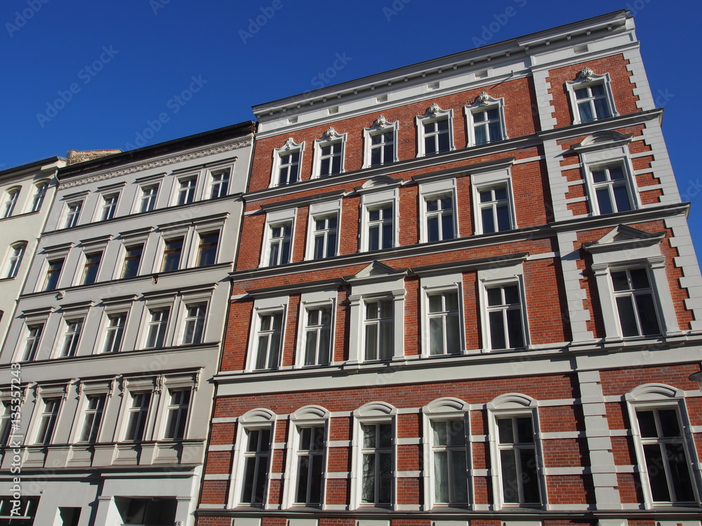 Berlin-Mitte: Sanierte Altbaufassaden im Sonnenlicht