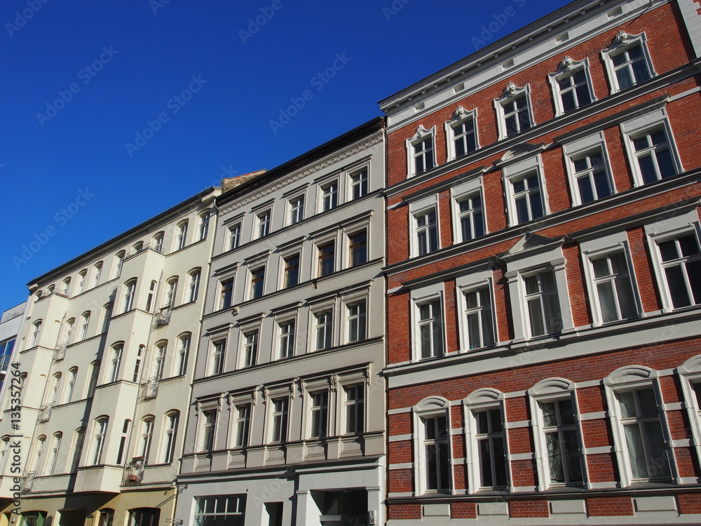 Fototapeta premium Berlin-Mitte: Sanierte Altbaufassaden im Sonnenlicht