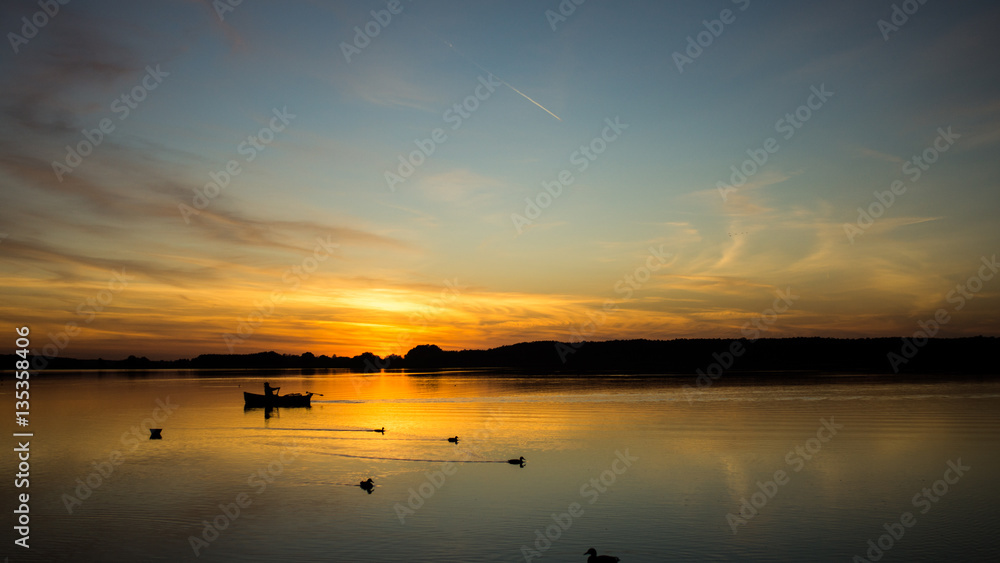 Sonnenuntegang am See mit Ruderboot