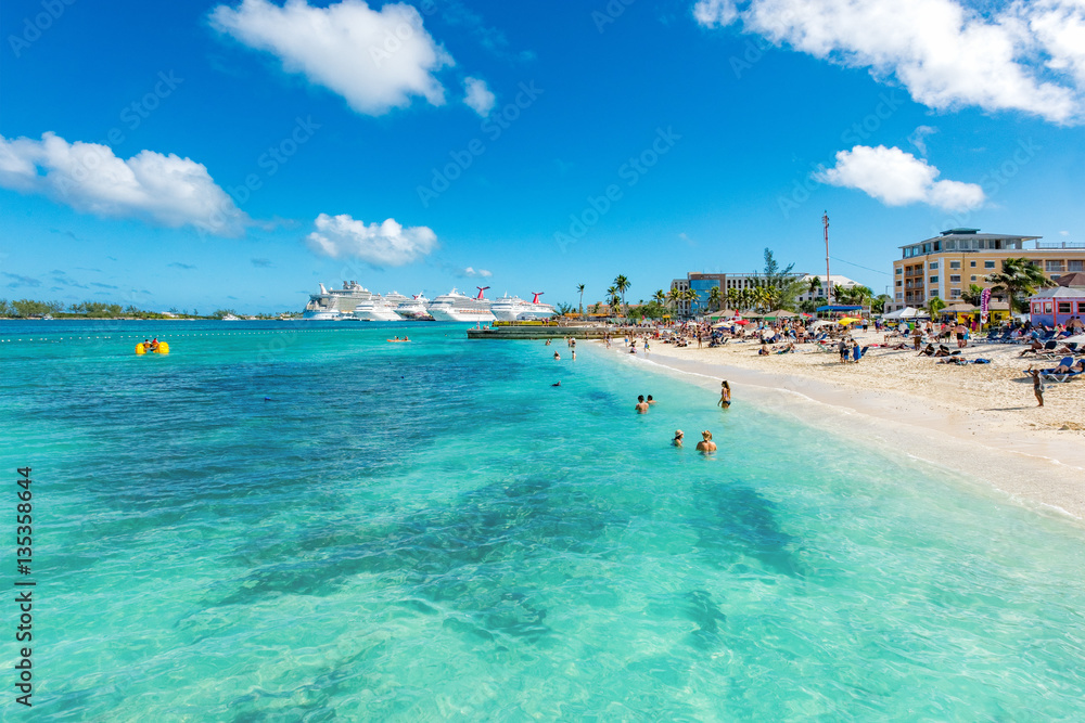 Ταπετσαρία Junkanoo Beach vista views of beach and Nassau cruise port in Bahamas