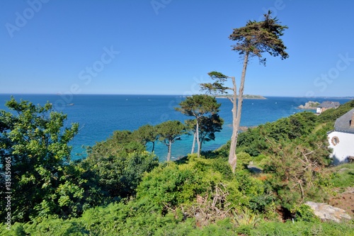 Belle vue sur la mer à Perros-Guirec en Bretagne © aquaphoto