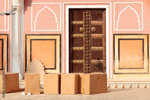 Canvas Print Indian-style Door With Parcels