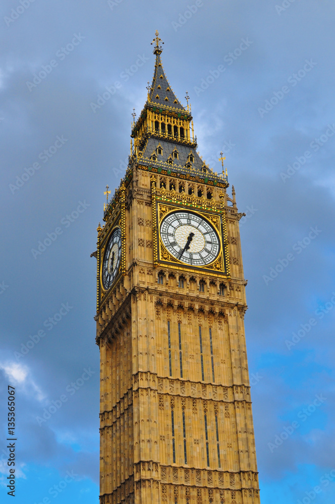 Wieża Big Ben w Londynie na tle chmur