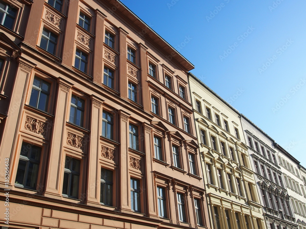 Berlin-Mitte: Sanierte Altbaufassaden im Sonnenlicht