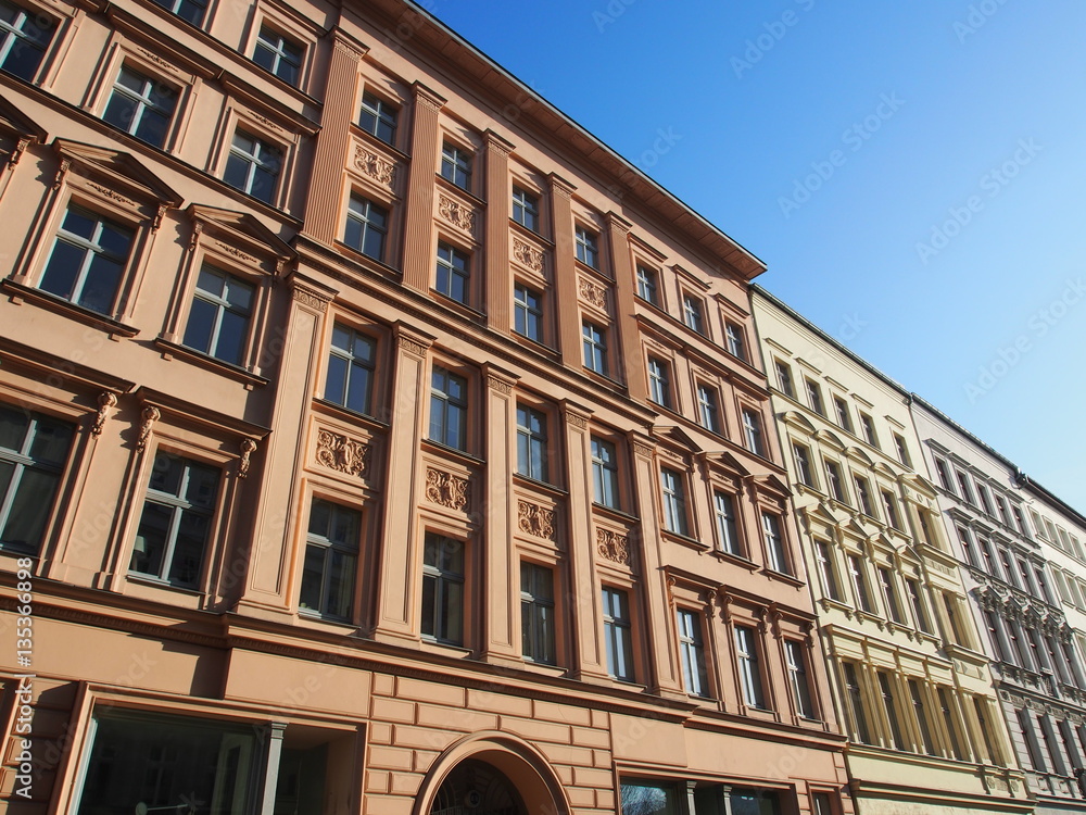 Fototapeta premium Berlin-Mitte: Sanierte Altbaufassaden im Sonnenlicht