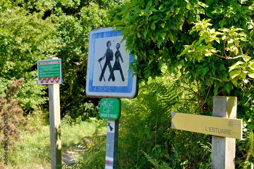 Panneaux indicateurs pour informer les marcheurs à Plouguiel en Bretagne