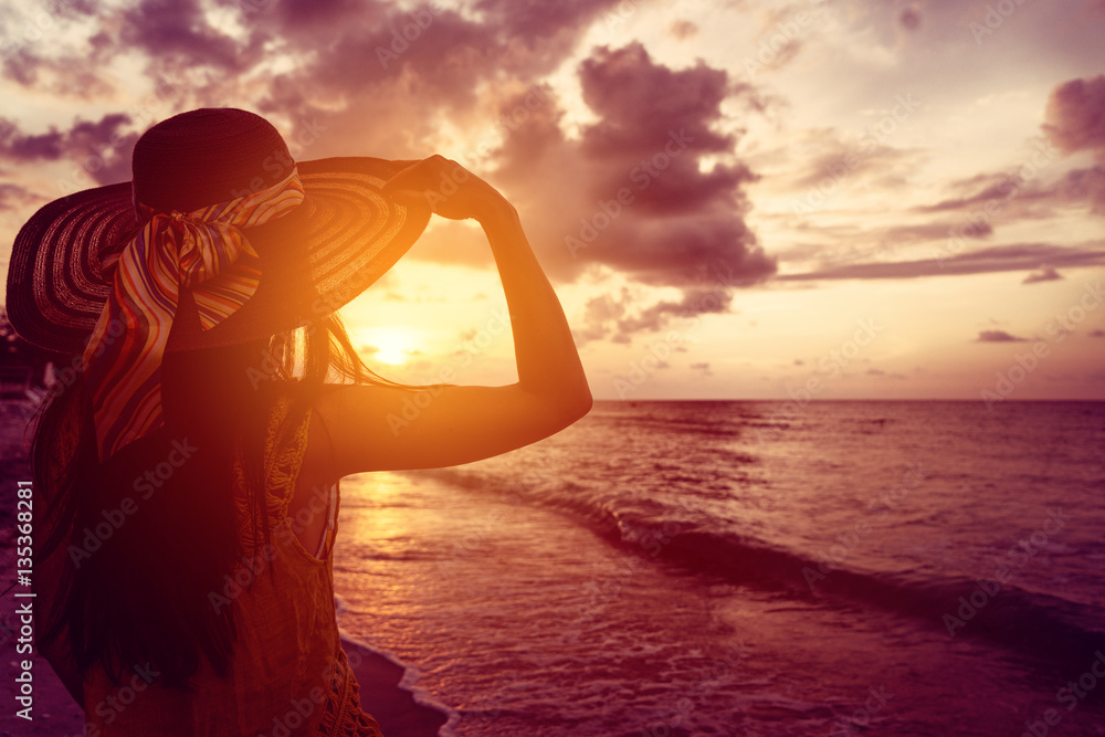 Wunschmotiv: Touristin am Meer sieht sich Sonnenuntergang an tropischem Strand an #135368281