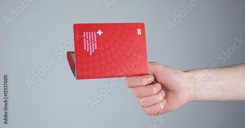 Schweizer Pass in der Hand
