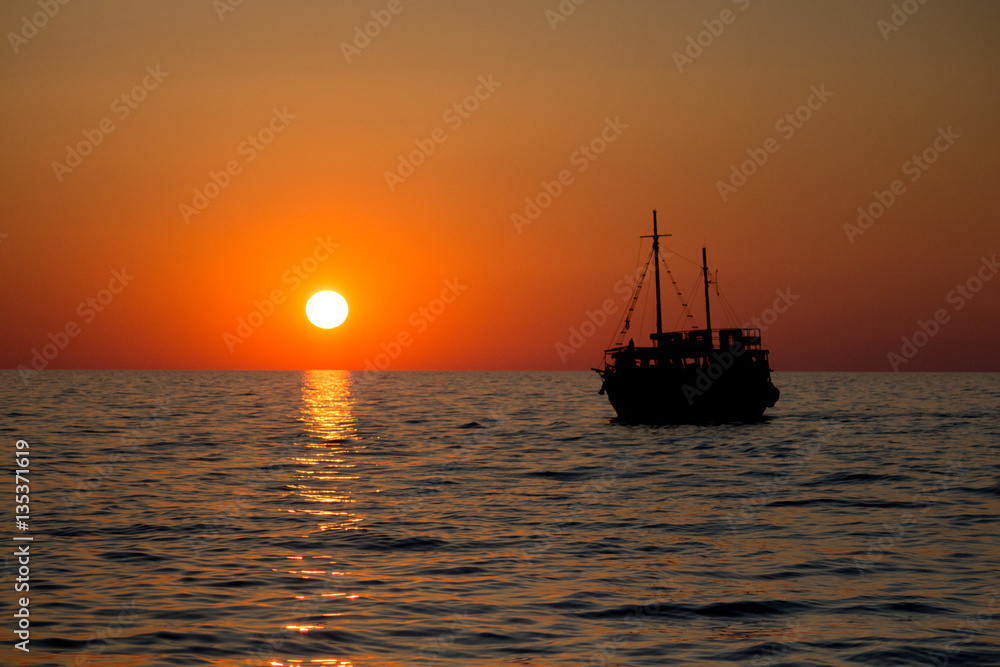 Sonnenuntergang im Meer mit Piratenboot
