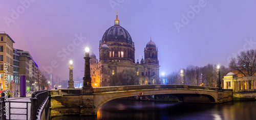 Berlin bei Nacht, Berliner Dom Friedrichsbrücke Winter Schnee Nacht Museumsinsel Spree Panorama, Berliner Winternacht, winterlich, frozen, schneedecke, schneewetter, verschneit, frost, mitternacht