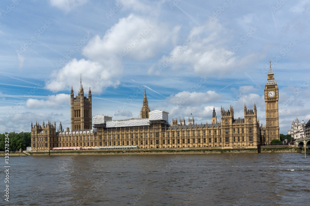 Fototapeta premium LONDON, ENGLAND - JUNE 19 2016: Cityscape of Westminster Palace and Thames River, London, England, United Kingdom