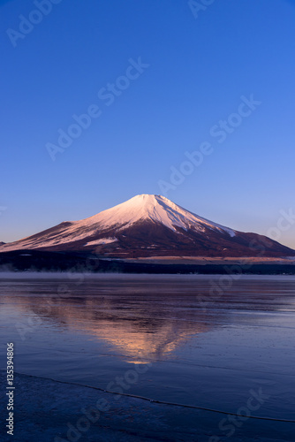 山中湖より厳冬期の富士山