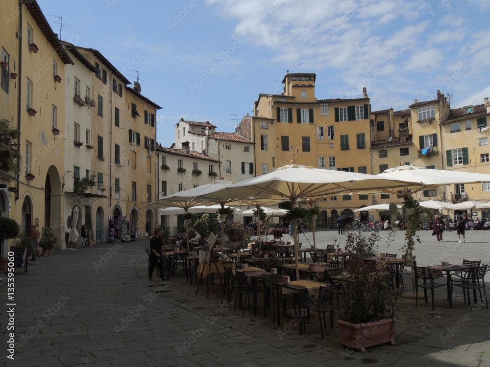 Lucca - piazza dell' anfiteatro