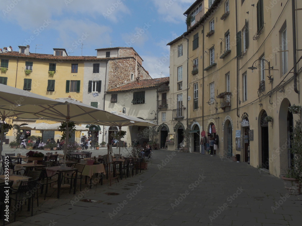 Lucca - piazza dell' anfiteatro