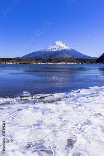 結氷した精進湖より厳冬期の富士山 © san724