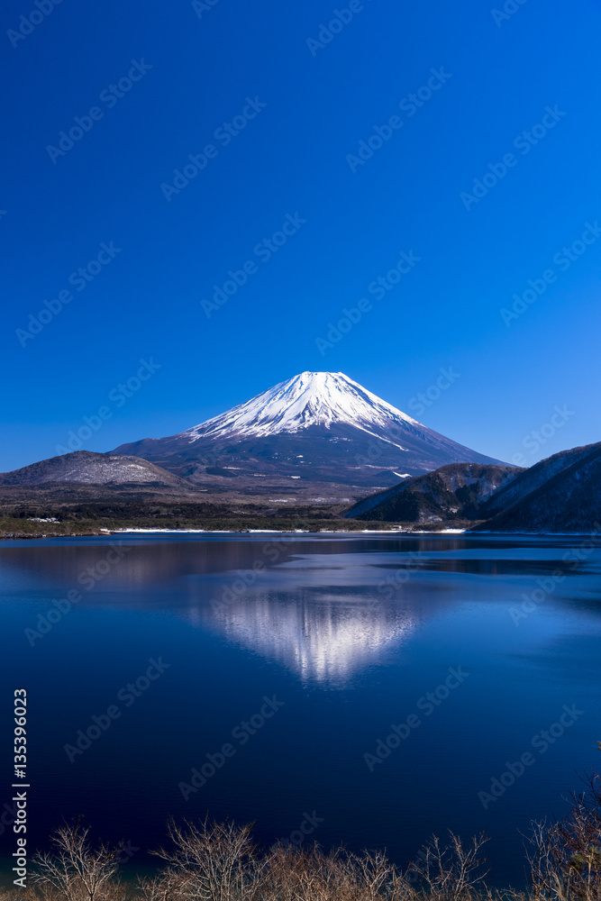 本栖湖より厳冬期の富士山