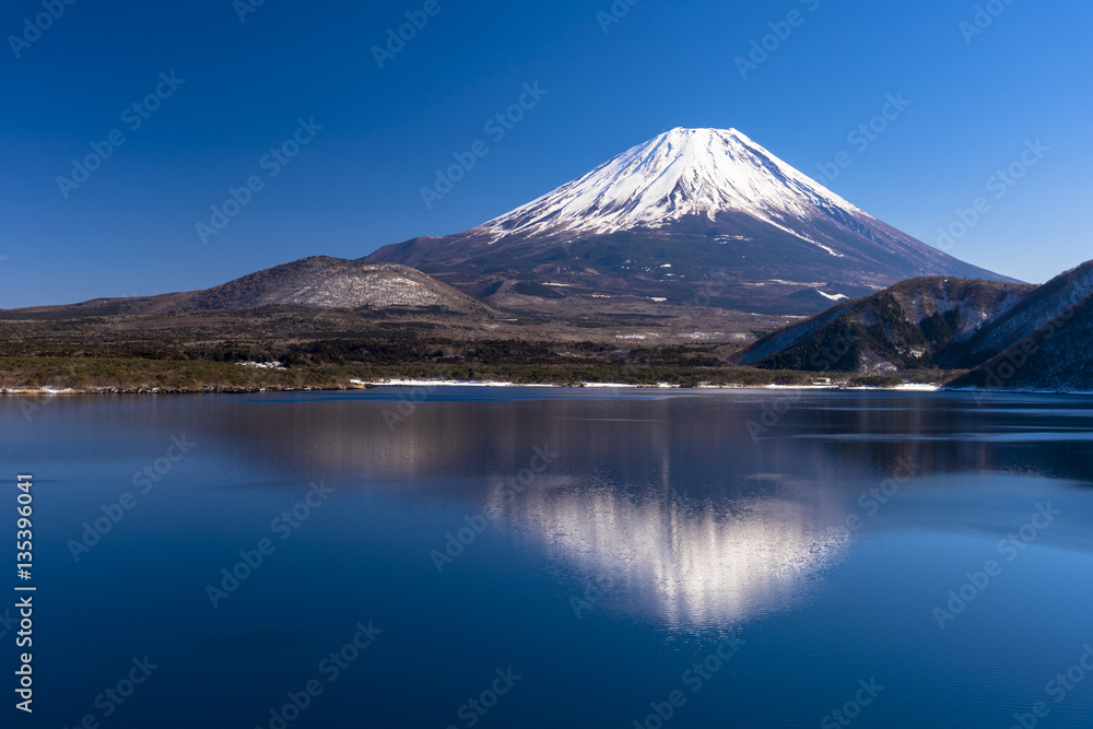 本栖湖より厳冬期の富士山 本栖湖より厳冬期の富士山