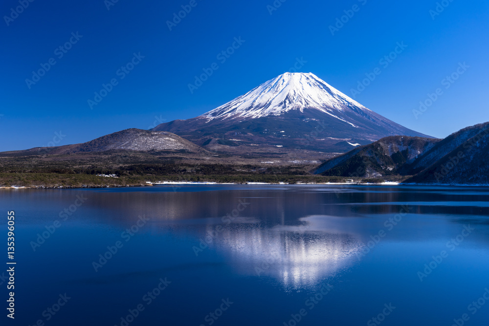 本栖湖より厳冬期の富士山