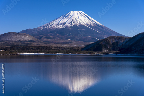 本栖湖より厳冬期の富士山