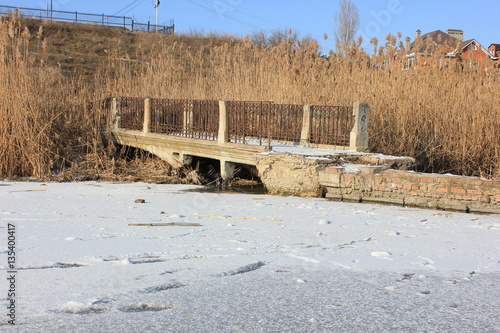 Wallpaper Mural мостик старинный пруд река камыш  Torontodigital.ca