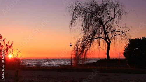 Tramonto sul lago mosso