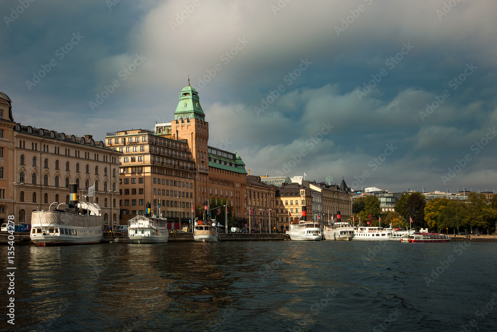 Fototapeta premium Waterways, boats and beautiful old buildings in Stockholm, Sweden
