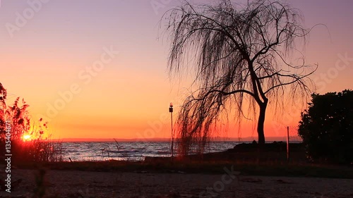 Passeggiata sul lago al tramonto