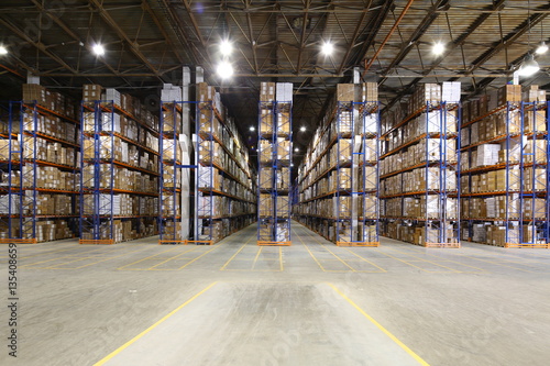 Quadro em tela large storage room with shelves
