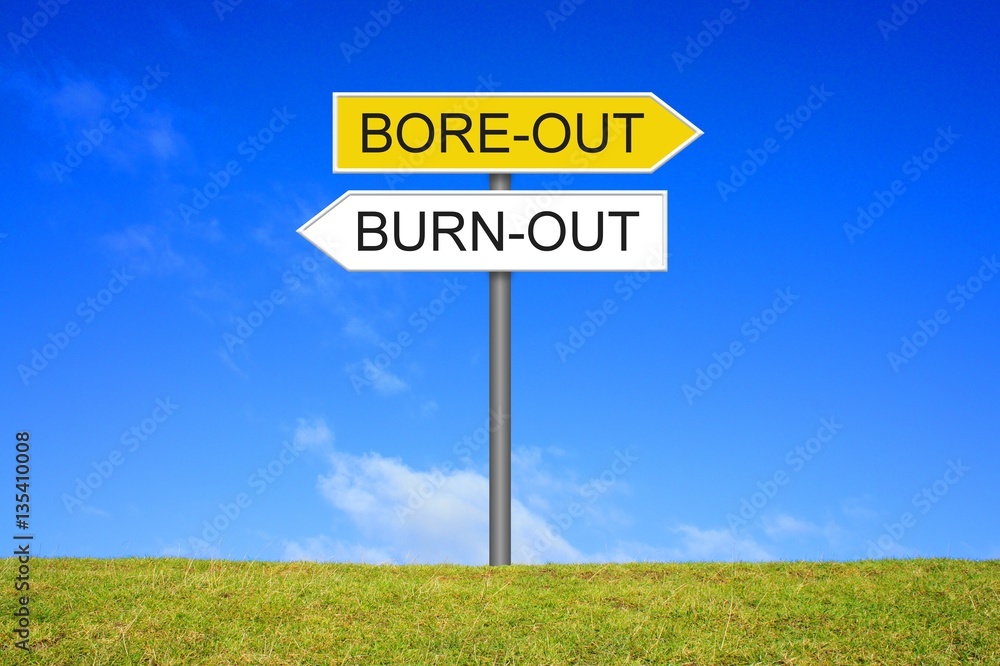 Schild Wegweiser zeigt Burn-Out oder Bore-Out