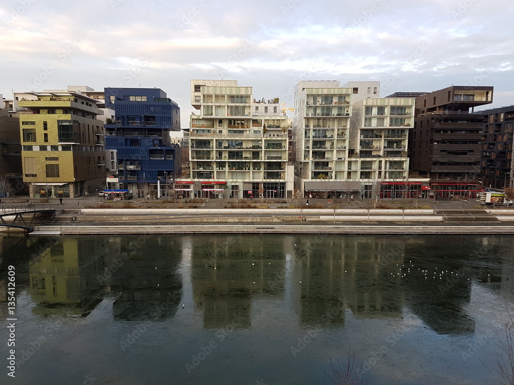 Immeubles modernes avec reflets sur la glace Immeubles modernes avec reflets sur la glace