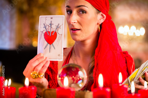 Hellseherin während einer Seance mit Tarotkarten photo