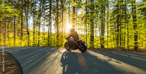 Tapety artystyczne Motorcycle driver in forest