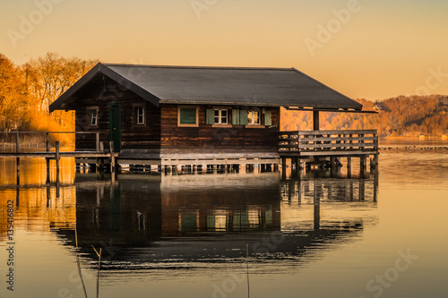 Valokuvatapetti boathouse