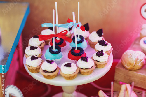 Fotografi Sweet balls and baked basckets on round plate