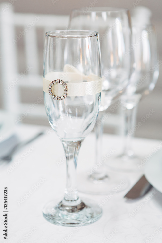 Champagne flute decorated with silk ribbon and brooch Champagne flute decorated with silk ribbon and brooch