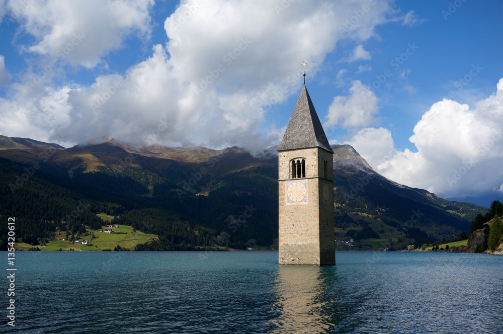 Alt Grauner Kirchturm im Reschensee