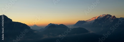 Südtiroler Berglandschaft im Sonnenaufgang / Sella, Pordoi und Marmolada 