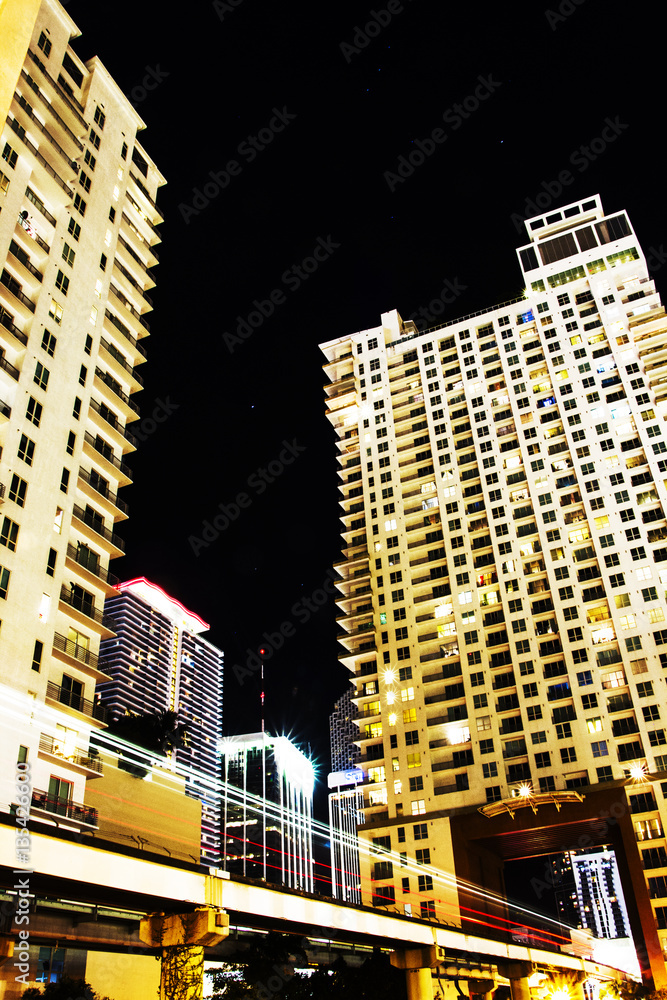 Fototapeta premium train between buildings