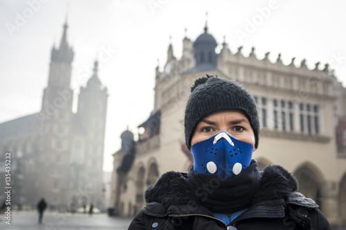 Plakat Kobieta za pomocą maski, chroniąc się przed smogiem