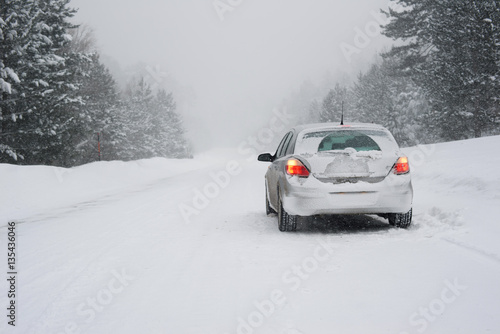 karlar üzerinde park etmiş otomobil © Kerim