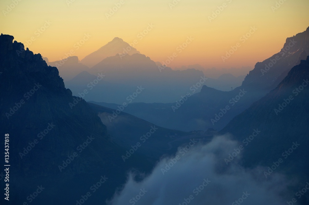 Südtiroler Bergsilhouette im Morgengrauen Südtiroler Bergsilhouette im Morgengrauen