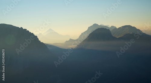 Fototapeta Naklejka Na Ścianę i Meble -  Bergsilhouette im Sonnenaufgang