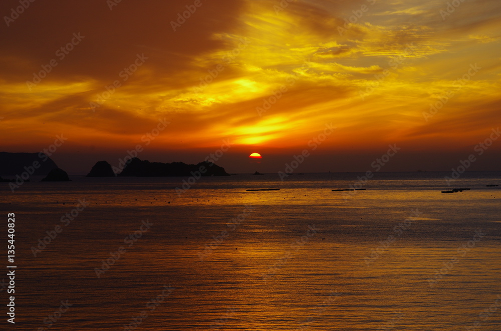 四国の山々に沈む栖原海岸から見る夕日 四国の山々に沈む栖原海岸から見る夕日