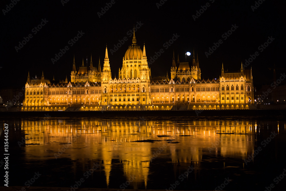 Naklejka premium The Parliament of Hungary at night, Budapest