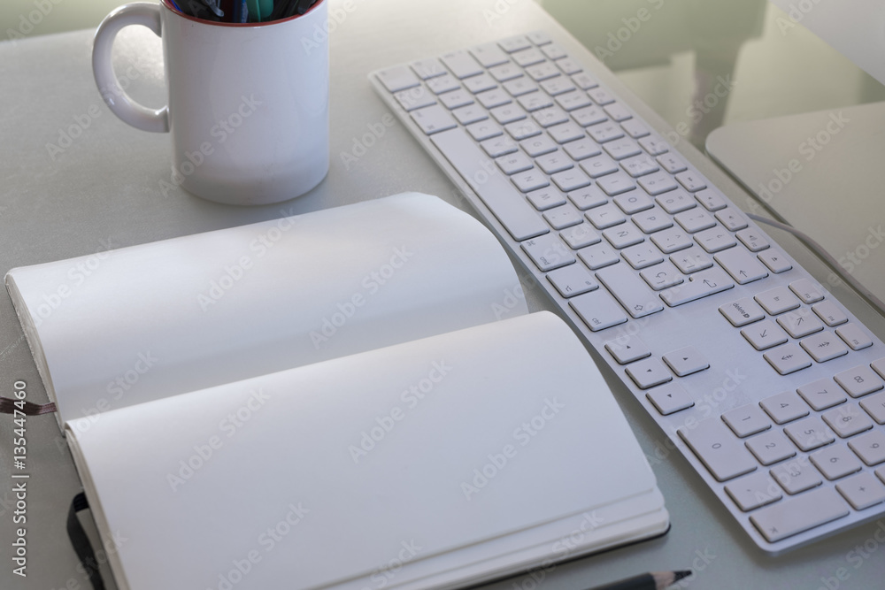 Escritorio con libro en blanco Escritorio con libro en blanco