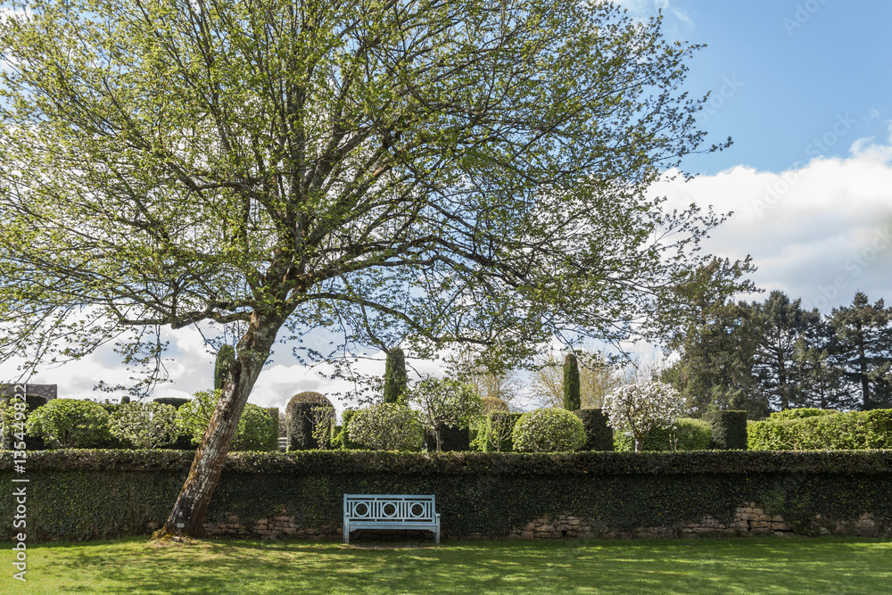 Obraz premium Shady Park Bench in the French Garden of Eyrignac in Salignac